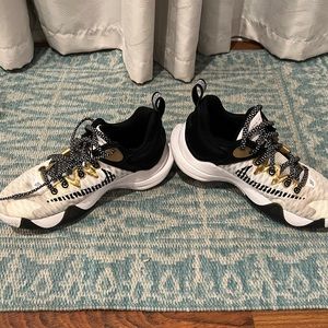 Size 7.5 NIKE Giannis Immortality White/ Metallic Gold - Basketball Sneaker